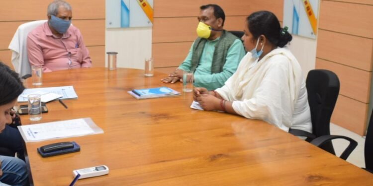 अत्याधिक किराया को लेकर सेल महाप्रबंधक से मिले पूर्व मुख्यमंत्री मधु कोड़ा और सांसद गीता कोड़ा