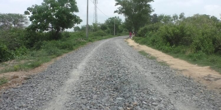 चाईबासा से लुपुंगुटु तक बन रही सडक का निर्माण कार्य पिछले कई महीनों से बंद, विभाग के अभियंता छुपा रहे हैं मामले को, विधायक ने कहा-लापरवाह अभियंता के विरुद्ध होनी चाहिए कार्रवाई