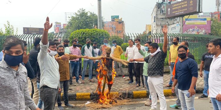 संयुक्त युवा संघ ने मुख्यमंत्री का पुतला फूंका संयुक्त युवा संघ ने मुख्यमंत्री का पुतला फूंका