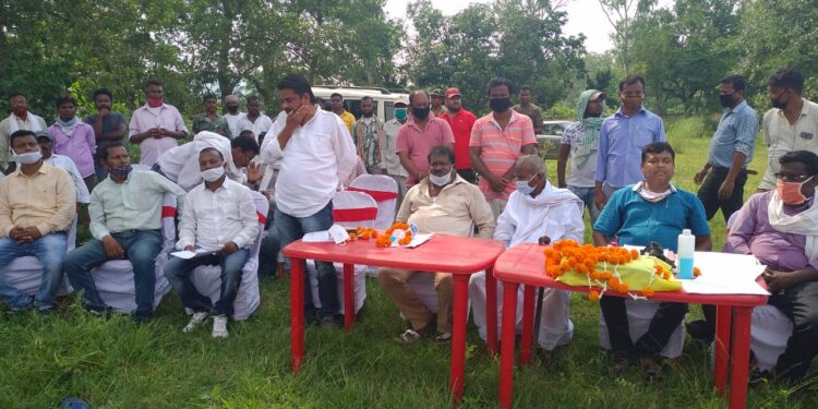 झामुमो मुसाबनी प्रखंड कमेटी की वार्षिक बैठक में शामिल हुए विधायक रामदास सोरेन व समीर महंती