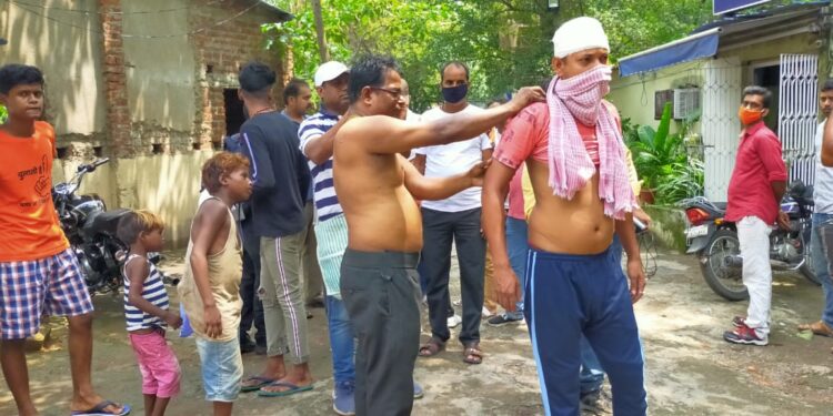 गोलमुरी थाना प्रभारी की गुंडई, केबुल कंपनी में तैनात दो सिक्यूरिटी गार्डों का सिर फोड़ा, एक को पैर में चोट, सुपरवाइजर को भी पीटा गोलमुरी थाना प्रभारी की गुंडई, केबुल कंपनी में तैनात दो सिक्यूरिटी गार्डों का सिर फोड़ा, एक को पैर में चोट, सुपरवाइजर को भी पीटा