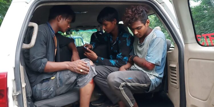 टाटा-हाता ओड़िशा मुख्य मार्ग पर टेम्पो और बाइक में जोरदार टक्कर, बाइक चालक का पैर कट कर अलग हुआ, तीन घायल