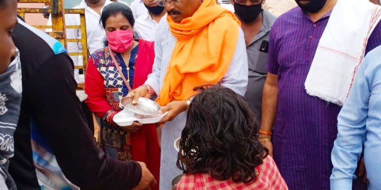 बिरसानगर जोन नं-1 में प्रयास ने किया गरीबों में भोजन वितरण बिरसानगर जोन नं-1 में प्रयास ने किया गरीबों में भोजन वितरण