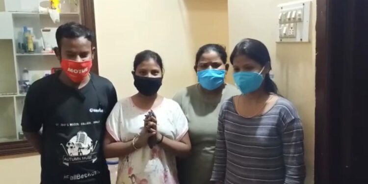 तीन महीनों से बंगलुरु में फंसी परसुडीह की युवतियों ने ट्विटर पर पूर्व विधायक कुणाल षाड़ंगी से मांगी मदद, अब सोमवार को फ्लाइट से लौटेंगी शहर तीन महीनों से बंगलुरु में फंसी परसुडीह की युवतियों ने ट्विटर पर पूर्व विधायक कुणाल षाड़ंगी से मांगी मदद, अब सोमवार को फ्लाइट से लौटेंगी शहर