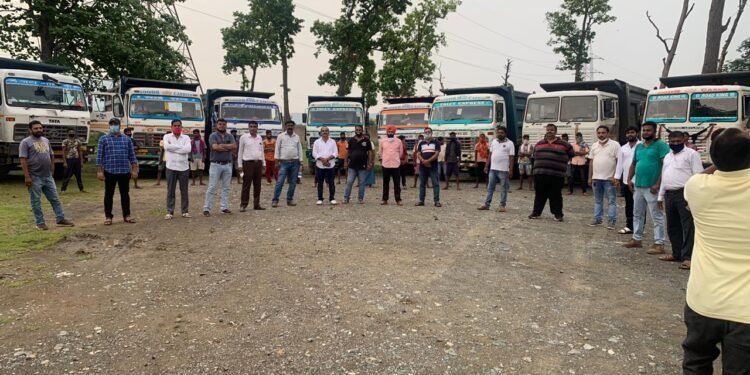 सरकार के आदेश के खिलाफ कोल्हान हाइवा एसोसिएशन ने किया विरोध-प्रदर्शन, कहा-सिर्फ ट्रैक्टर से बालू ढुलाई संबंधी आदेश को वापस ले सरकार सरकार के आदेश के खिलाफ कोल्हान हाइवा एसोसिएशन ने किया विरोध-प्रदर्शन, कहा-सिर्फ ट्रैक्टर से बालू ढुलाई संबंधी आदेश को वापस ले सरकार