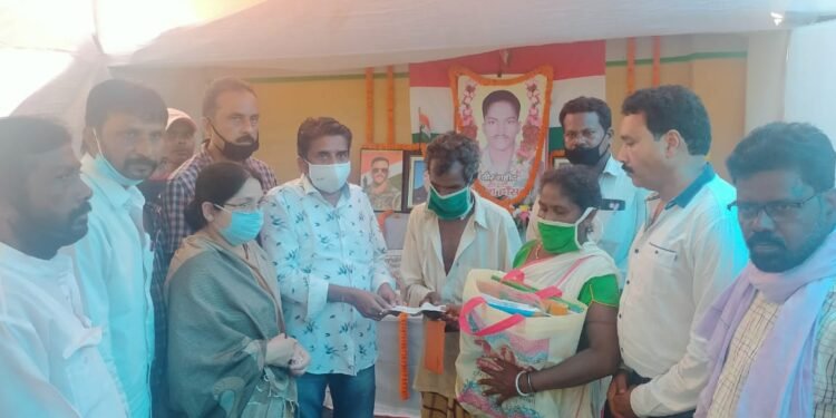 ईचागढ़ और बहरागोड़ा के विधायक शहीद गणेश हांसदा के परिजनों से मिले, किया सहयोग