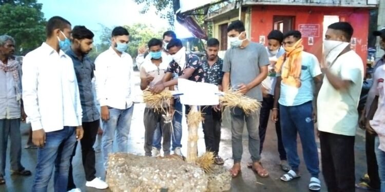 संयुक्त युवा संघ ने राज्य के शिक्षा मंत्री का पुतला फूंका