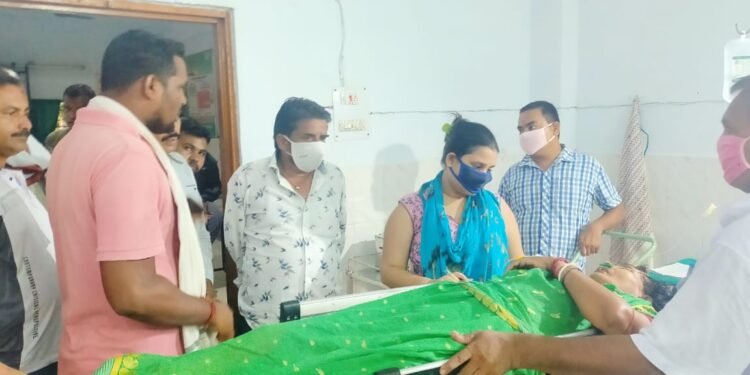 बहरागोड़ा : मोहनपुर में बाइक से गिरकर दम्पति घायल, एक रेफर
