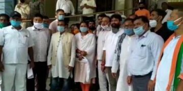 मूल्य वृद्धि के खिलाफ सांसद गीता कोड़ा के नेतृत्व में सरायकेला-खरसावां में विरोध-प्रदर्शन, उपायुक्त को ज्ञापन सौंपा