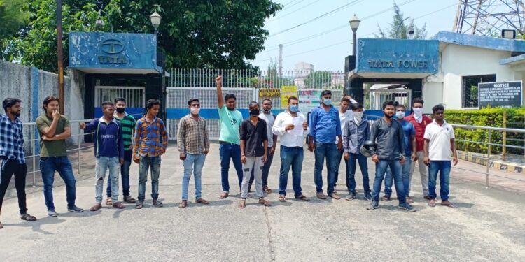 टाटा पावर से निकलने वाले वाहनों से गिरने वाले फ्लाई एस पर रोक की मांग को लेकर पूर्वी सिंहभूम जिला कांग्रेस ने प्रबंधन को सौंपा ज्ञापन, किया प्रदर्शन टाटा पावर से निकलने वाले वाहनों से गिरने वाले फ्लाई एस पर रोक की मांग को लेकर पूर्वी सिंहभूम जिला कांग्रेस ने प्रबंधन को सौंपा ज्ञापन, किया प्रदर्शन