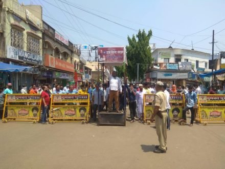 jharkhand-lockdown-relaxation-झारखंड सरकार के खिलाफ कपड़ा, जूता समेत कई कारोबारी सड़को पर, मुख्यमंत्री के विधानसभा क्षेत्र दुमका में सड़क जाम, सिंहभूम चेंबर व जमशेदपुर चेंबर ने भी जताया विरोध, पूर्व विधायक कुणाल ने कहा-यह तानाशाही jharkhand-lockdown-relaxation-झारखंड सरकार के खिलाफ कपड़ा, जूता समेत कई कारोबारी सड़को पर, मुख्यमंत्री के विधानसभा क्षेत्र दुमका में सड़क जाम, सिंहभूम चेंबर व जमशेदपुर चेंबर ने भी जताया विरोध, पूर्व विधायक कुणाल ने कहा-यह तानाशाही