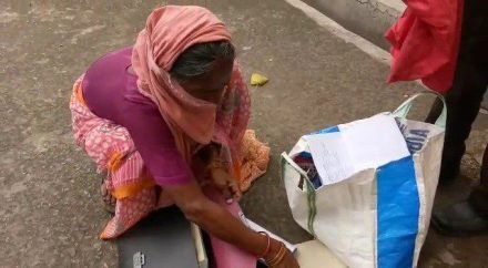 jamshedpur-lockdown-impact-सीतारामडेरा में मकान मालिक ने भाड़ेदार का सामान निकालकर फेंका, डीसी ऑफिस पहुंचा दिव्यांग दंपत्ति jamshedpur-lockdown-impact-सीतारामडेरा में मकान मालिक ने भाड़ेदार का सामान निकालकर फेंका, डीसी ऑफिस पहुंचा दिव्यांग दंपत्ति