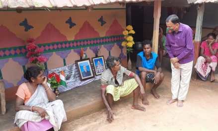 jamshedpur-shahid-jawan-जमशेदपुर के शहीद जवान के परिजनों से मिलने वालों का तांता, सांसद विद्युत महतो ने दिये 1 लाख, विधायक समीर ने भी की आर्थिक मदद, पूर्व विधायक कुणाल परिवार की मदद को आगे आये, दिनेशानंद भी परिवार से मिले-video jamshedpur-shahid-jawan-जमशेदपुर के शहीद जवान के परिजनों से मिलने वालों का तांता, सांसद विद्युत महतो ने दिये 1 लाख, विधायक समीर ने भी की आर्थिक मदद, पूर्व विधायक कुणाल परिवार की मदद को आगे आये, दिनेशानंद भी परिवार से मिले-video