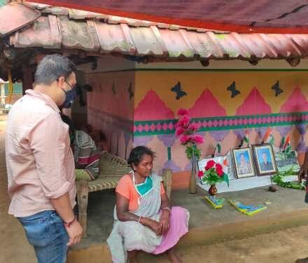 sharpbharat.com-impact-”शार्प भारत” के खबर का असर, चीन सीमा पर शहीद गणेश हांसदा के टोला में लगी लाइट, चापाकल से निकलने लगा पानी, पूर्व विधायक कुणाल परिवार से मिलने पहुंचे, खुद रो पड़े, कहा-हिम्मत नहीं कि शहीद दोस्त के पार्थिव शरीर को देख सकूं sharpbharat.com-impact-”शार्प भारत” के खबर का असर, चीन सीमा पर शहीद गणेश हांसदा के टोला में लगी लाइट, चापाकल से निकलने लगा पानी, पूर्व विधायक कुणाल परिवार से मिलने पहुंचे, खुद रो पड़े, कहा-हिम्मत नहीं कि शहीद दोस्त के पार्थिव शरीर को देख सकूं