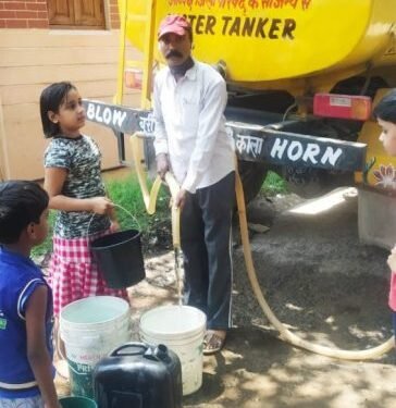 jamshedpur-water-problem-बागबेड़ा में जलसंकट, जमशेदपुर के पानी वाले ”बाबा” राजकुमार सिंह ने अपने निजी पानी टैंकर से बागबेड़ा कॉलोनी में पीने का पानी पहुंचाया, कहा-हर पंचायत के लोगों को पानी मिले यही मेरा मुख्य उद्देश्य