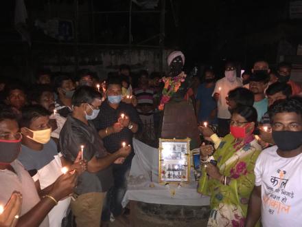 jamshedpur-rural-चाकुलिया बिरसा चौक पर समीर सेना ने मोमबत्ती जलाकर शहीद गणेश हांसदा को दी श्रद्धांजलि jamshedpur-rural-चाकुलिया बिरसा चौक पर समीर सेना ने मोमबत्ती जलाकर शहीद गणेश हांसदा को दी श्रद्धांजलि