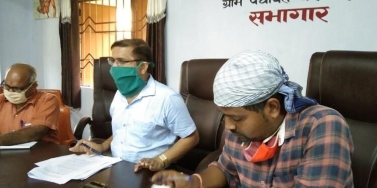 घाटशिला बीडीओ ने प्रखंड कर्मियों के साथ की बैठक, कहा-मनरेगा में ज्यादा से ज्यादा दें मजदूरों को रोजगार