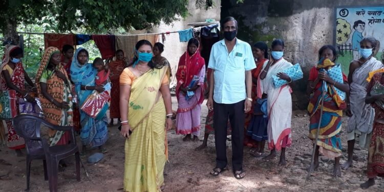 घाटशिला : समाजसेवी बाला प्रसाद सिंघानिया के सहयोग से जिप सदस्य ने सबरों के बीच बांटा वस्त्र घाटशिला : समाजसेवी बाला प्रसाद सिंघानिया के सहयोग से जिप सदस्य ने सबरों के बीच बांटा वस्त्र