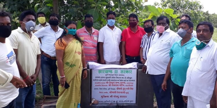 घाटशिला विधायक रामदास सोरेन व जिप सदस्य देवयानी मुर्मू ने मार्केट कॉम्प्लेक्स का किया शिलान्यास