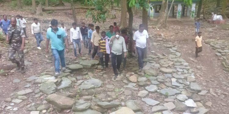 jamshedpur-rural-चाकुलिया के गोटाशिला पहाड़ की पूजा सादगी से हुई, नही लगा मेला