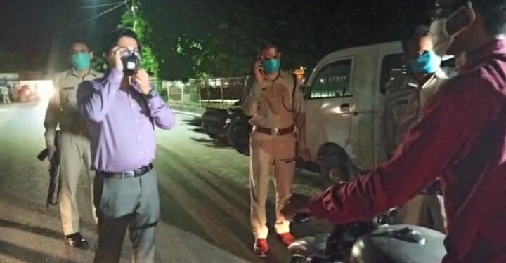 jamshedpur-dc-in-action-जमशेदपुर के नए डीसी कोरोना को लेकर सड़को पर उतरे, जनता को खुद दी चेतावनी-video