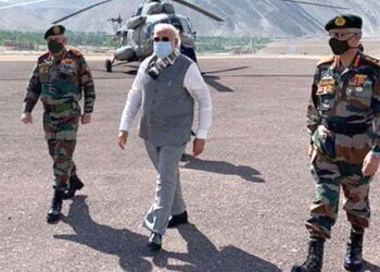 लेह व 11 हजार फीट की ऊंचाई पर अचानक पहुंचे प्रधानमंत्री नरेंद्र मोदी, सेना के जवानों का मनोबल बढ़ाया