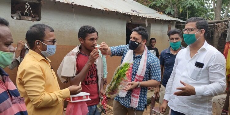 मैट्रिक के जिला टॉपर राजेश हांसदा को कुणाल षाड़ंगी ने किया सम्मानित, मिलेगी 700 रुपये छात्रवृत्ति