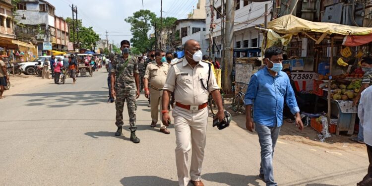 चक्रधरपुर : एसपी के निर्देश पर पूरे शहर में इंस्पेक्टर व अंचलाधिकारी ने चलाया जागरूकता अभियान