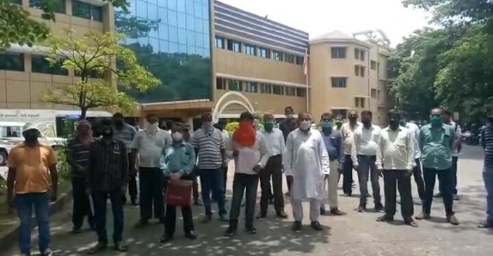 कमीशन की मांग लेकर डीसी ऑफिस पहुंचा झारखंड लक्षित जन वितरण प्रणाली दुकानदार संघ कमीशन की मांग लेकर डीसी ऑफिस पहुंचा झारखंड लक्षित जन वितरण प्रणाली दुकानदार संघ