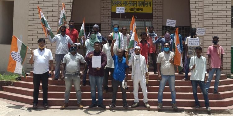 पेट्रोल-डीजल के मूल्य में वृद्धि के खिलाफ कांग्रेसियों ने सदर प्रखण्ड कार्यालय में दिया धरना
