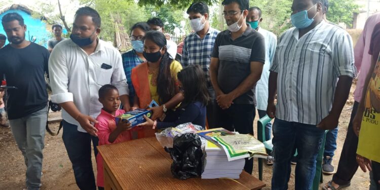 चक्रधरपुर : धोनी फैंस क्लब ने पौधारोपण, पाठ्य सामग्री वितरण व रक्तदान कर मनाया महेंद्र सिंह धोनी का 39वां जन्मदिन