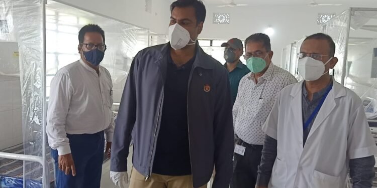 पश्चिमी सिंहभूम : उपायुक्त ने किया खूंटपानी में सामुदायिक स्वास्थ्य केंद्र का निरीक्षण, अतिरिक्त कोविड केयर सेंटर के रूप में होगा तब्दील