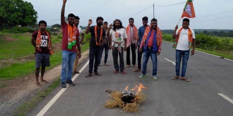 जगन्नाथपुर : भाजयुमो ने किया हेमंत सरकार का पुतला दहन