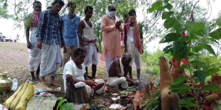 चाकुलिया : खोड़ी पहाड़ी पहाड़ पूजा सादगी के साथ संपन्न, नहीं लगा मेला