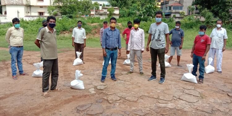 चाईबासा : विधायक दीपक बिरुवा की पहल पर 41 नाई परिवार को मिला चावल, नाई विकास मंच ने जताया आभार