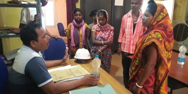 चाकुलिया : तड़ंगा कालिंदी टोला के ग्रामीण बोतल में गंदा पानी लेकर पहुंचे नगर पंचायत कार्यालय, कुआं मरम्मत और ब्लीचिंग पाउडर डालने की मांग