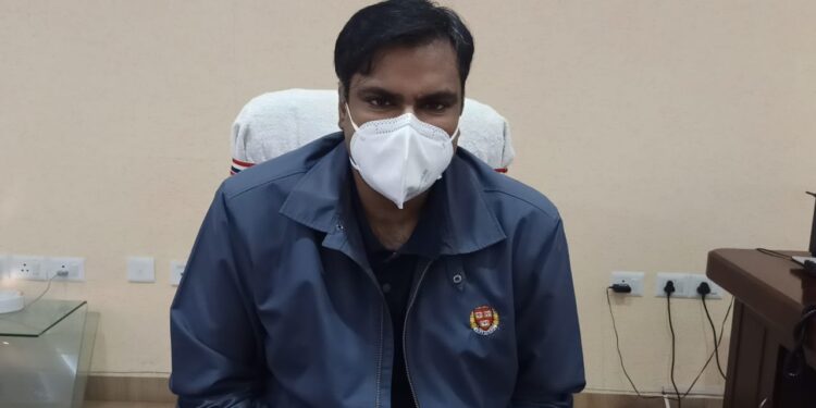 पश्चिमी सिंहभूम : मास्क बगैर घूमने व सार्वजनिक स्थलों पर सामाजिक दूरी का अनुपालन नहीं करने वाले व्यक्तियों को पकड़ कर काउंसलिंग के लिए भेजा जा रहा है कैंप जेल