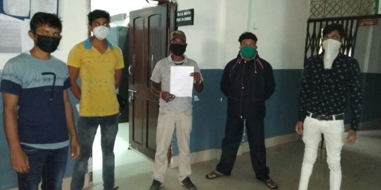 रिजल्ट को लेकर वर्कर्स कॉलेज के प्राचार्य से मिला छात्र आजसू, कहा-24 घंटे में संशोधित रिजल्ट दे विश्वविद्यालय, अन्यथा आंदोलन रिजल्ट को लेकर वर्कर्स कॉलेज के प्राचार्य से मिला छात्र आजसू, कहा-24 घंटे में संशोधित रिजल्ट दे विश्वविद्यालय, अन्यथा आंदोलन