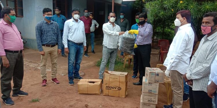 ग्रामीण विकास विशेष प्रमंडल ने उपलब्ध कराया कोरोना बचाव किट, विधायक दीपक बिरुवा ने पहल को बताया सराहनीय ग्रामीण विकास विशेष प्रमंडल ने उपलब्ध कराया कोरोना बचाव किट, विधायक दीपक बिरुवा ने पहल को बताया सराहनीय