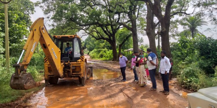 चाकुलिया : प्रखंड मुख्यालय से आईटीआई कॉलेज तक सड़क के गड्डा में भरे पानी को बहाया गया