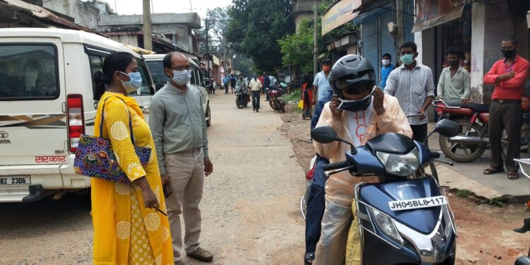 धालभूमगढ़ में इंसिडेंट कमांडर ने चलाया जांच अभियान, लोगों को सरकार के नियमों का पालन करने को किया गया जागरूक धालभूमगढ़ में इंसिडेंट कमांडर ने चलाया जांच अभियान, लोगों को सरकार के नियमों का पालन करने को किया गया जागरूक