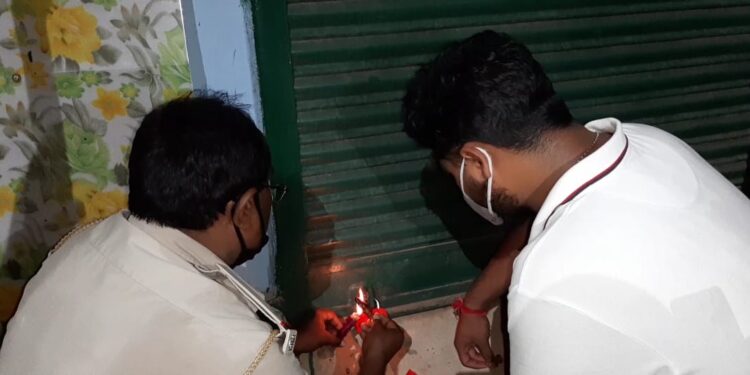 कालाबाजारी करते पाए गए डीलर को कौन बचा रहा, अबतक नहीं हुआ एफआईआर कालाबाजारी करते पाए गए डीलर को कौन बचा रहा, अबतक नहीं हुआ एफआईआर