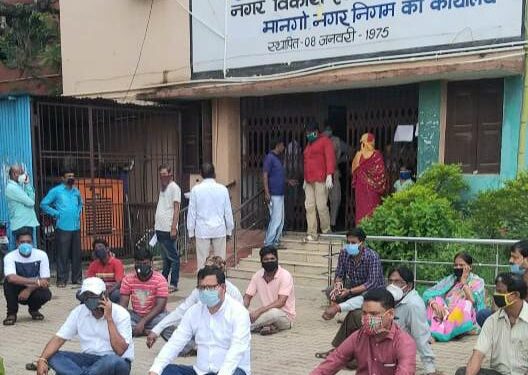 उलीडीह तालाब बस्ती में जल-जमाव के खिलाफ मानगो नगर निगम कार्यालय में ‘डेरा डालो घेरा डालो’ उलीडीह तालाब बस्ती में जल-जमाव के खिलाफ मानगो नगर निगम कार्यालय में ‘डेरा डालो घेरा डालो’