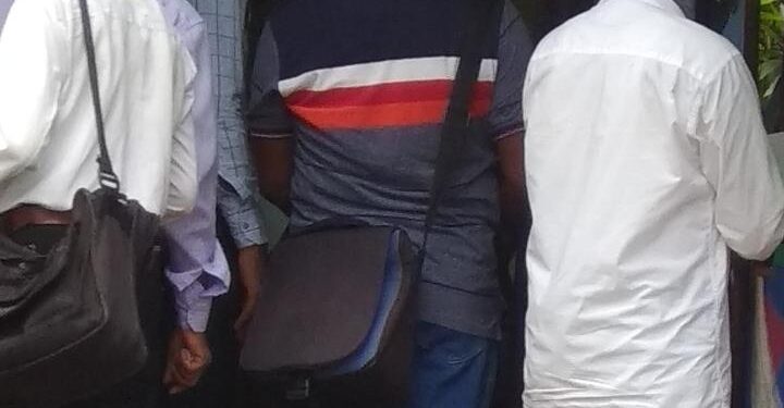 धालभूमगढ़ बीआरसी कार्यालय में उड़ी सोशल डिस्टेंसिंग की धज्जियां धालभूमगढ़ बीआरसी कार्यालय में उड़ी सोशल डिस्टेंसिंग की धज्जियां