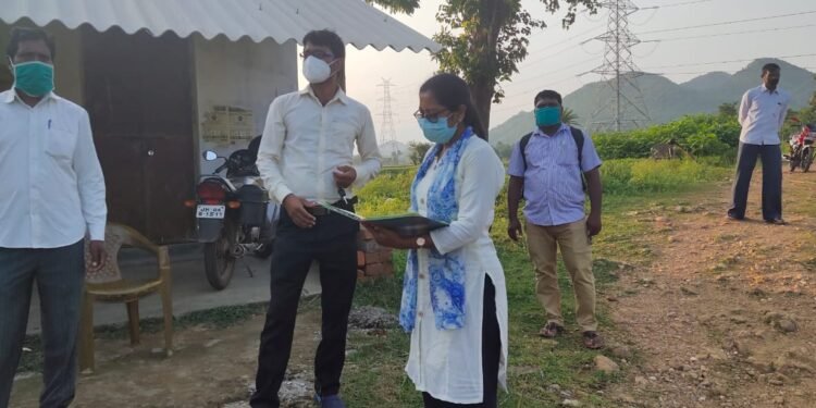 गुड़ाबांदा बीडीओ ने क्षेत्र भ्रमण कर पीएम आवास योजनाओं की जांच की गुड़ाबांदा बीडीओ ने क्षेत्र भ्रमण कर पीएम आवास योजनाओं की जांच की