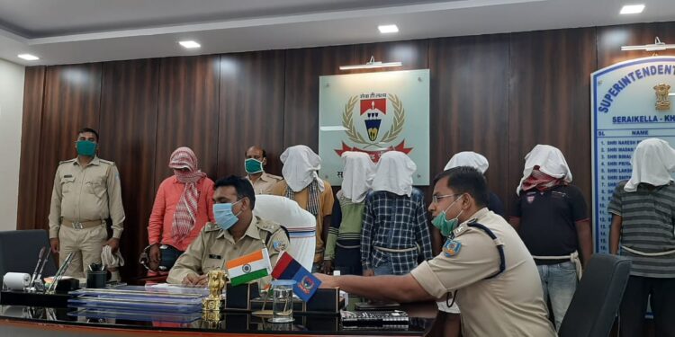 सरायकेला-खरसावां : अपनी गाड़ी पर बिल्डर संजय मोहंती ने ही साजिश के तहत चलवायी थी गोली, सात गिरफ्तार, जेल गये