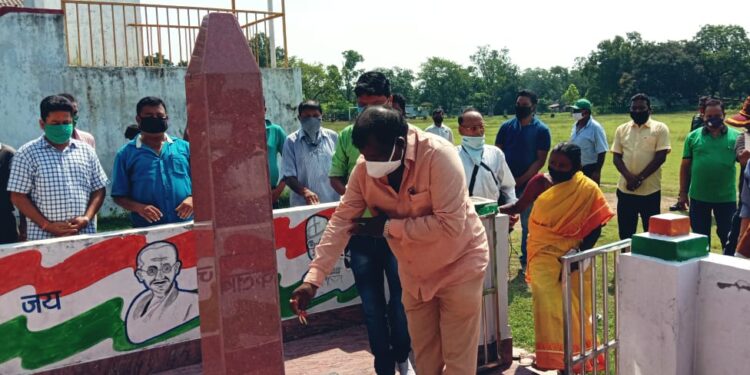 घाटशिला : मऊभंडार में शहीद स्मारक पर कारगिल युद्ध में हुए शहीदों को दी गई श्रद्धांजलि