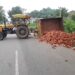 BIG BREAKING CHAIBASA : चाईबासा-चक्रधरपुर मुख्य मार्ग पर शारदा के पास ट्रक व ट्रेक्टर में भिड़ंत, दोनों वाहन पलटे, एक महिला मजदूर की मौत, तीन घायल, ट्रक पर लदे सामानों को ग्रामीणों नें लूटा, देखें-video BIG BREAKING CHAIBASA : चाईबासा-चक्रधरपुर मुख्य मार्ग पर शारदा के पास ट्रक व ट्रेक्टर में भिड़ंत, दोनों वाहन पलटे, एक महिला मजदूर की मौत, तीन घायल, ट्रक पर लदे सामानों को ग्रामीणों नें लूटा, देखें-video