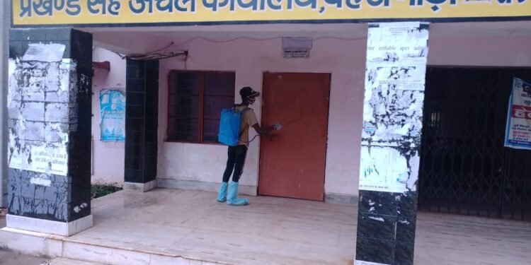 बहरागोड़ा प्रखंड सह अंचल कार्यालय आज भी रहा बंद, हो रहा सैनिटाईज