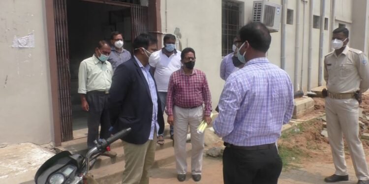 उपायुक्त ने किया चाईबासा सदर अस्पताल का निरीक्षण, कहा-हाईरिस्क कंटैक्ट के कारण बढ़ रहे हैं जिले में कोरोना के मरीज की संख्या